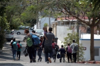 20210415. Tuxtla G. Migrantes centroamericanos son asaltados y abandonados en la capital chiapaneca, continúan su viaje después de recibir la ayuda de colonos en el poniente de la ciudad