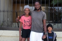 Lunes 8 de julio del 2019. Tuxtla Gutiérrez. Una familia de migrantes ha llegado a Tuxtla y entre sus calles observa a los que protestan en la plaza central, afligidos dejan sus mochilas de viajantes entre las mantas y se dirigen a la iglesia a orar.
