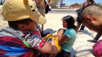 20230331. Berriozábal. Migrantes se desvanecen por el intenso calor al huir esta mañana del albergue temporal del INM en la ciudad de Berriozábal.