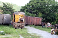 Martes 23 de julio del 2013. Arriaga, Chiapas. La víspera de este día, jóvenes centroamericanos corren sobre las vías del tren para alcanzar los vagones que los llevara a continuar su tránsito hacia la frontera norte.