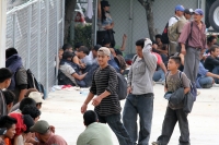 Martes 17 de mayo. Más de 500 centroamericanos y tres asiáticos fueron restados del interior de dos tráileres, los cuales viajaban en las cercanías de la ciudad de Tuxtla Gutiérrez, los migrantes permanecen en las instalaciones de la Procuraduría General 