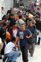 Martes 17 de mayo. Más de 500 centroamericanos y tres asiáticos fueron restados del interior de dos tráileres, los cuales viajaban en las cercanías de la ciudad de Tuxtla Gutiérrez, los migrantes permanecen en las instalaciones de la Procuraduría General 