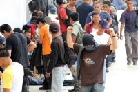 Martes 17 de mayo. Más de 500 centroamericanos y tres asiáticos fueron restados del interior de dos tráileres, los cuales viajaban en las cercanías de la ciudad de Tuxtla Gutiérrez, los migrantes permanecen en las instalaciones de la Procuraduría General 