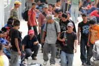 Martes 17 de mayo. Más de 500 centroamericanos y tres asiáticos fueron restados del interior de dos tráileres, los cuales viajaban en las cercanías de la ciudad de Tuxtla Gutiérrez, los migrantes permanecen en las instalaciones de la Procuraduría General 