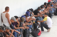 Martes 17 de mayo. Más de 500 centroamericanos y tres asiáticos fueron restados del interior de dos tráileres, los cuales viajaban en las cercanías de la ciudad de Tuxtla Gutiérrez, los migrantes permanecen en las instalaciones de la Procuraduría General 