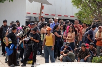 Martes 17 de mayo. Más de 500 centroamericanos y tres asiáticos fueron restados del interior de dos tráileres, los cuales viajaban en las cercanías de la ciudad de Tuxtla Gutiérrez, los migrantes permanecen en las instalaciones de la Procuraduría General 