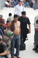Martes 17 de mayo. Más de 500 centroamericanos y tres asiáticos fueron restados del interior de dos tráileres, los cuales viajaban en las cercanías de la ciudad de Tuxtla Gutiérrez, los migrantes permanecen en las instalaciones de la Procuraduría General 