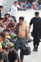 Martes 17 de mayo. Más de 500 centroamericanos y tres asiáticos fueron restados del interior de dos tráileres, los cuales viajaban en las cercanías de la ciudad de Tuxtla Gutiérrez, los migrantes permanecen en las instalaciones de la Procuraduría General 
