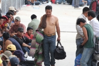Martes 17 de mayo. Más de 500 centroamericanos y tres asiáticos fueron restados del interior de dos tráileres, los cuales viajaban en las cercanías de la ciudad de Tuxtla Gutiérrez, los migrantes permanecen en las instalaciones de la Procuraduría General 