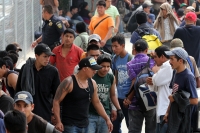 Martes 17 de mayo. Más de 500 centroamericanos y tres asiáticos fueron restados del interior de dos tráileres, los cuales viajaban en las cercanías de la ciudad de Tuxtla Gutiérrez, los migrantes permanecen en las instalaciones de la Procuraduría General 
