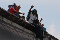 La Caravana Paso a Paso para la Paz, formada por familiares demigrantes en transito a los EEUU llegan esta mañana a la ciudad de Arriaga donde visitan la estación ferrea donde el parte el tren de carga hacia Ixtepec en Oaxaca y al panteón municipal donde 