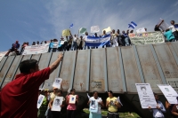 La Caravana Paso a Paso para la Paz, formada por familiares de migrantes en transito a los EEUU llegan esta mañana a la ciudad de Arriaga donde visitan la estación ferrea donde el parte el tren de carga hacia Ixtepec en Oaxaca y al panteón municipal donde