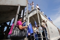 La Caravana Paso a Paso para la Paz, formada por familiares de migrantes en transito a los EEUU llegan esta mañana a la ciudad de Arriaga donde visitan la estación ferrea donde el parte el tren de carga hacia Ixtepec en Oaxaca y al panteón municipal donde
