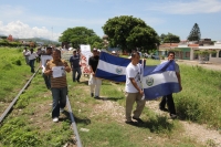 La Caravana Paso a Paso para la Paz, formada por familiares de migrantes en transito a los EEUU llegan esta mañana a la ciudad de Arriaga donde visitan la estación ferrea donde el parte el tren de carga hacia Ixtepec en Oaxaca y al panteón municipal donde
