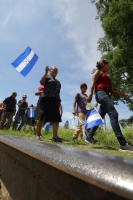 La Caravana Paso a Paso para la Paz, formada por familiares de migrantes en transito a los EEUU llegan esta mañana a la ciudad de Arriaga donde visitan la estación ferrea donde el parte el tren de carga hacia Ixtepec en Oaxaca y al panteón municipal donde