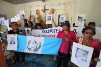 La Caravana Paso a Paso para la Paz, formada por familiares de migrantes en transito a los EEUU llegan esta mañana a la ciudad de Arriaga donde visitan la estación ferrea donde el parte el tren de carga hacia Ixtepec en Oaxaca y al panteón municipal donde