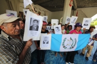 La Caravana Paso a Paso para la Paz, formada por familiares de migrantes en transito a los EEUU llegan esta mañana a la ciudad de Arriaga donde visitan la estación ferrea donde el parte el tren de carga hacia Ixtepec en Oaxaca y al panteón municipal donde