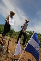 La Caravana Paso a Paso para la Paz, formada por familiares de migrantes en transito a los EEUU llegan esta mañana a la ciudad de Arriaga donde visitan la estación ferrea donde el parte el tren de carga hacia Ixtepec en Oaxaca y al panteón municipal donde