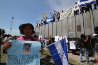 La Caravana Paso a Paso para la Paz, formada por familiares de migrantes en transito a los EEUU llegan esta mañana a la ciudad de Arriaga donde visitan la estación ferrea donde el parte el tren de carga hacia Ixtepec en Oaxaca y al panteón municipal donde