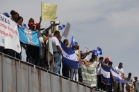 La Caravana Paso a Paso para la Paz, formada por familiares de migrantes en transito a los EEUU llegan esta mañana a la ciudad de Arriaga donde visitan la estación ferrea donde el parte el tren de carga hacia Ixtepec en Oaxaca y al panteón municipal donde