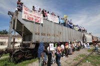 La Caravana Paso a Paso para la Paz, formada por familiares de migrantes en transito a los EEUU llegan esta mañana a la ciudad de Arriaga donde visitan la estación ferrea donde el parte el tren de carga hacia Ixtepec en Oaxaca y al panteón municipal donde