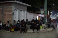 20240103. Tuxtla. Los migrantes de la Caravana de Diciembre son trasladados a diferentes estaciones migratorias en Chiapas.