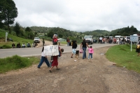 Toman la carretera a Comitán  Indígenas tsotsiles de la comunidad Mitzintón en el municipio de San Cristóbal de las Casas, cierran la carretera esta mañana para seguir exigiendo que sea aplicada la ley en estos parajes de los altos de Chiapas.