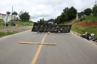 Toman la carretera a Comitán  Indígenas tsotsiles de la comunidad Mitzintón en el municipio de San Cristóbal de las Casas, cierran la carretera esta mañana para seguir exigiendo que sea aplicada la ley en estos parajes de los altos de Chiapas.