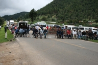 Toman la carretera a Comitán  Indígenas tsotsiles de la comunidad Mitzintón en el municipio de San Cristóbal de las Casas, cierran la carretera esta mañana para seguir exigiendo que sea aplicada la ley en estos parajes de los altos de Chiapas.