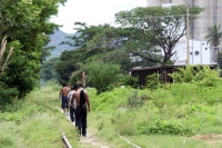 Jueves 12 de julio del 2012. Arriaga, Chiapas. Migrantes centroamericanos esperan junto a las vías del tren de la ciudad de Arriaga para continuar el tránsito hacia los EEUU. Entre los centroamericanos  ha trascendido que en las próximas horas se restable