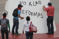 Domingo primero de septiembre del 2013. Tuxtla Gutiérrez. Maestros, padres de familia, alumnos y organizaciones sociales marchan en contra de las reformas del estado mexicano.