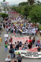 Domingo primero de septiembre del 2013. Tuxtla Gutiérrez. Maestros, padres de familia, alumnos y organizaciones sociales marchan en contra de las reformas del estado mexicano.