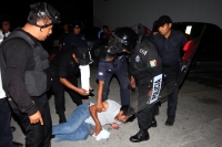 Sábado 29 de junio del 2013. Tuxtla Gutiérrez, Chiapas. Policía se enfrenta con el bloque magisterial.