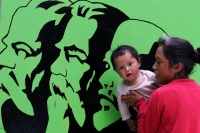 25 de noviembre del 2018. Tuxtla Gutiérrez. Las mujeres desplazadas de los grupos de indí­genas desalojados durante el último informe de gobierno de Chiapas descansan en las instalaciones de la Escuela Normal Rural Mactumatza.