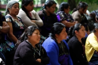 25 de noviembre del 2018. Tuxtla Gutiérrez. Las mujeres desplazadas de los grupos de indí­genas desalojados durante el último informe de gobierno de Chiapas descansan en las instalaciones de la Escuela Normal Rural Mactumatza.