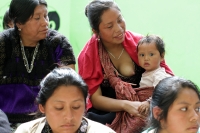 25 de noviembre del 2018. Tuxtla Gutiérrez. Las mujeres desplazadas de los grupos de indí­genas desalojados durante el último informe de gobierno de Chiapas descansan en las instalaciones de la Escuela Normal Rural Mactumatza.