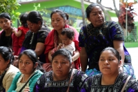 25 de noviembre del 2018. Tuxtla Gutiérrez. Las mujeres desplazadas de los grupos de indí­genas desalojados durante el último informe de gobierno de Chiapas descansan en las instalaciones de la Escuela Normal Rural Mactumatza.