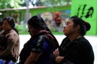 25 de noviembre del 2018. Tuxtla Gutiérrez. Las mujeres desplazadas de los grupos de indí­genas desalojados durante el último informe de gobierno de Chiapas descansan en las instalaciones de la Escuela Normal Rural Mactumatza.