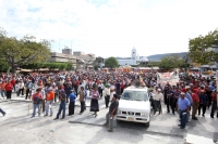 Martes 27 de diciembre. Regresa el MOCRI CNP EZ a las calles. Tuxtla Gutiérrez, Chiapas. Con demandas de cumplimiento de promesas y de programas de apoyo social, integrantes de la organización zapatista marchan por las calles de la ciudad para protestar e
