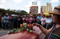 Domingo 20 de enero del 2019. Tuxtla Gutiérrez. Militantes de la Mocri Cnpa Mn y de diferentes organizaciones realizan un mitin de protesta esta mañana junto a los cuerpos de los lideres Noé Pablo y José Santiago asesinados en Amatán en días pasados.