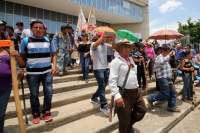 Lunes 14 de agosto del 2017. Tuxtla Gutiérrez. Militantes de la Mocri CNPA EZ protestan por la muerte del líder Andrés Jiménez Pablo llevando su ataúd a las instalaciones de la FGJ-Chiapas antes de ser enterrado en el panteón municipal