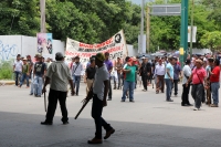 Lunes 14 de agosto del 2017. Tuxtla Gutiérrez. Militantes de la Mocri CNPA EZ protestan por la muerte del líder Andrés Jiménez Pablo llevando su ataúd a las instalaciones de la FGJ-Chiapas antes de ser enterrado en el panteón municipal