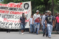 Lunes 14 de agosto del 2017. Tuxtla Gutiérrez. Militantes de la Mocri CNPA EZ protestan por la muerte del líder Andrés Jiménez Pablo llevando su ataúd a las instalaciones de la FGJ-Chiapas antes de ser enterrado en el panteón municipal