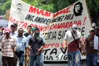 Lunes 14 de agosto del 2017. Tuxtla Gutiérrez. Militantes de la Mocri CNPA EZ protestan por la muerte del líder Andrés Jiménez Pablo llevando su ataúd a las instalaciones de la FGJ-Chiapas antes de ser enterrado en el panteón municipal