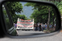 Lunes 14 de agosto del 2017. Tuxtla Gutiérrez. Militantes de la Mocri CNPA EZ protestan por la muerte del líder Andrés Jiménez Pablo llevando su ataúd a las instalaciones de la FGJ-Chiapas antes de ser enterrado en el panteón municipal