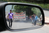 Lunes 14 de agosto del 2017. Tuxtla Gutiérrez. Militantes de la Mocri CNPA EZ protestan por la muerte del líder Andrés Jiménez Pablo llevando su ataúd a las instalaciones de la FGJ-Chiapas antes de ser enterrado en el panteón municipal