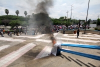 Lunes 14 de agosto del 2017. Tuxtla Gutiérrez. Militantes de la Mocri CNPA EZ protestan por la muerte del líder Andrés Jiménez Pablo llevando su ataúd a las instalaciones de la FGJ-Chiapas antes de ser enterrado en el panteón municipal