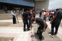 Lunes 14 de agosto del 2017. Tuxtla Gutiérrez. Militantes de la Mocri CNPA EZ protestan por la muerte del líder Andrés Jiménez Pablo llevando su ataúd a las instalaciones de la FGJ-Chiapas antes de ser enterrado en el panteón municipal