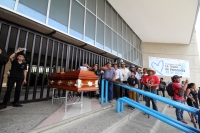 Lunes 14 de agosto del 2017. Tuxtla Gutiérrez. Militantes de la Mocri CNPA EZ protestan por la muerte del líder Andrés Jiménez Pablo llevando su ataúd a las instalaciones de la FGJ-Chiapas antes de ser enterrado en el panteón municipal