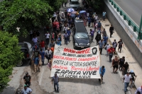 Lunes 14 de agosto del 2017. Tuxtla Gutiérrez. Militantes de la Mocri CNPA EZ protestan por la muerte del líder Andrés Jiménez Pablo llevando su ataúd a las instalaciones de la FGJ-Chiapas antes de ser enterrado en el panteón municipal